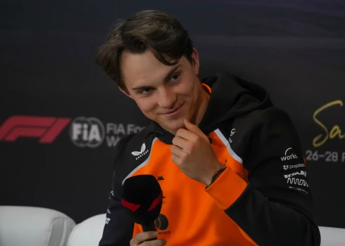 Austrāliešu braucējs Oskars Piastri "McLaren" komandā brauks vismaz līdz 2028. gadam.