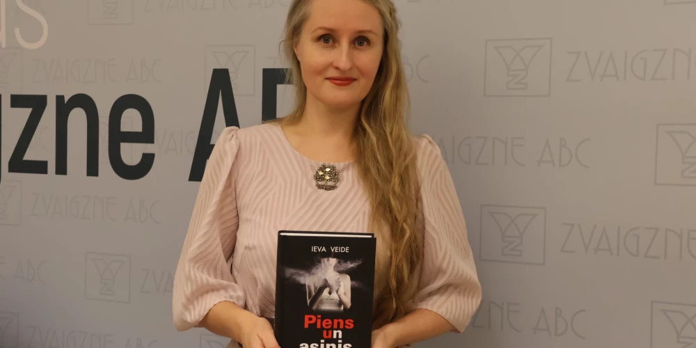 "Šeit ir gluži vai anatomiskā šķērsgriezumā pierakstītas manas dienas un manas naktis, kur reizēm līst piens un reizēm – asinis. Un nekas no tā visa nav izdomāts," saka Ieva Veide.