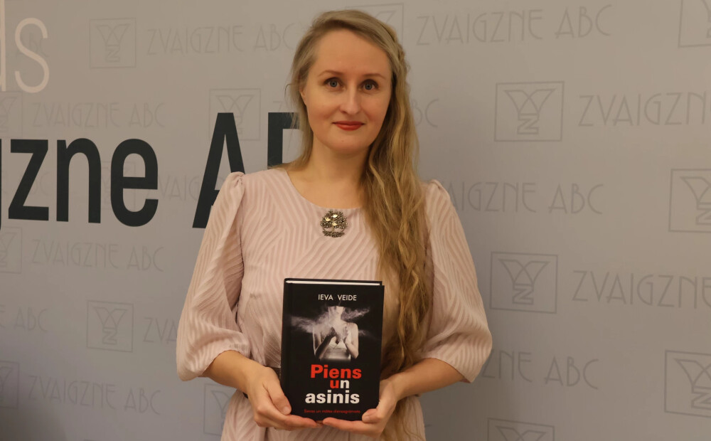 Pārsteidzošā atklātībā par dzīvi, kurai iet cauri mazu bērnu mammas - iznākusi Ievas Veides grāmata "Piens un asinis"