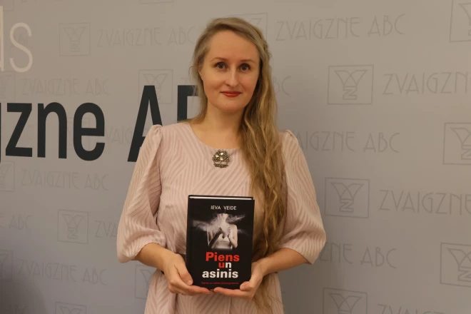 "Šeit ir gluži vai anatomiskā šķērsgriezumā pierakstītas manas dienas un manas naktis, kur reizēm līst piens un reizēm – asinis. Un nekas no tā visa nav izdomāts," saka Ieva Veide.