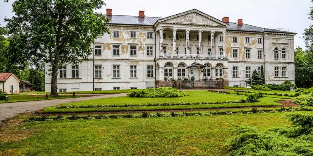 Pils sākotnēji celta vācbaltiešu fon Vulfu ģimenes vajadzībām, bet vēlāk – vairāk nekā gadsimtu kalpoja kā izglītības iestāde. 