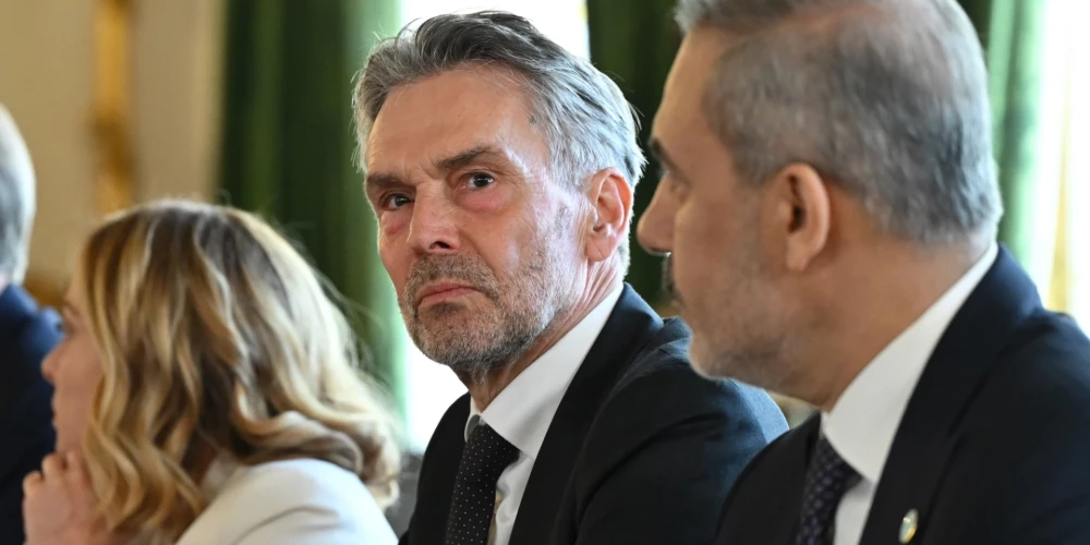 Parlamenta lēmums nostāda premjerministru Diku Shofu neērtā situācijā, jo Nīderlande pagājušajā nedēļā jau apsolīja atbalstīt šo plānu.