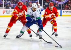 Bļugera un Šilova pārstāvētā "Canucks" gūst uzvaru pār "Flames"