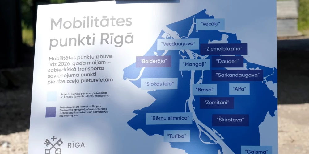 Pie Brasas dzelzceļa stacijas notiek preses konference, kurā informē par sabiedriskā transporta savienojuma punktu jeb mobilitātes punktu izbūvi pie dzelzceļa pieturvietām Rīgā.