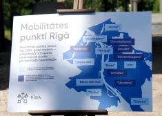 Pie Brasas dzelzceļa stacijas notiek preses konference, kurā informē par sabiedriskā transporta savienojuma punktu jeb mobilitātes punktu izbūvi pie dzelzceļa pieturvietām Rīgā.