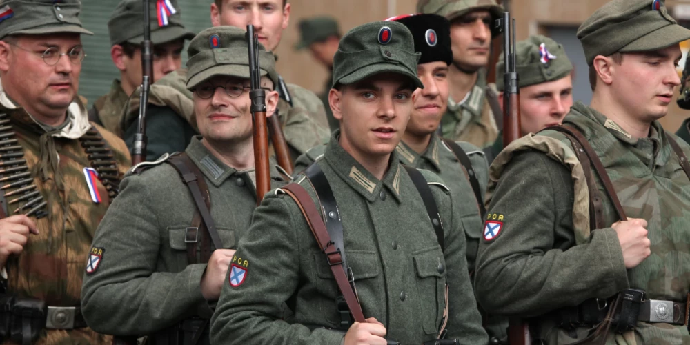 Vēstures rekonstrukcijas dalībnieki 2015. gada maijā, Čehijas galvaspilsētā Prāgā,  Krievu atbrīvošanās armijas uniformās, pieminot čehu 1945. gada sacelšanos pret nacistisko režīmu. Toreiz ROA nostājās čehu pusē.