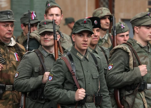 Vēstures rekonstrukcijas dalībnieki 2015. gada maijā, Čehijas galvaspilsētā Prāgā,  Krievu atbrīvošanās armijas uniformās, pieminot čehu 1945. gada sacelšanos pret nacistisko režīmu. Toreiz ROA nostājās čehu pusē.