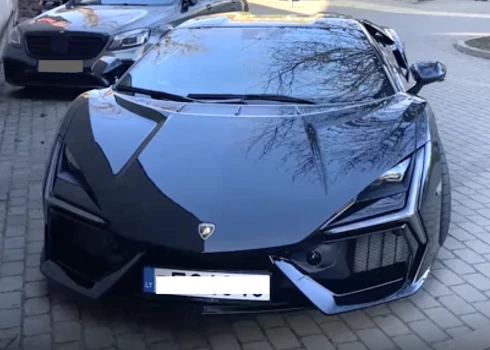 Luksusa “Lamborghini" cena ir sākot no 500 tūkstošiem eiro.