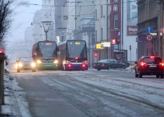 Brīdina par snigšanu un puteni, braukšanas apstākļi pasliktināsies