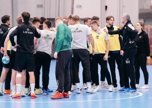 Latvijas izlases handbolisti gatavojas spēlei (foto: Latvijas Handbola federācija)