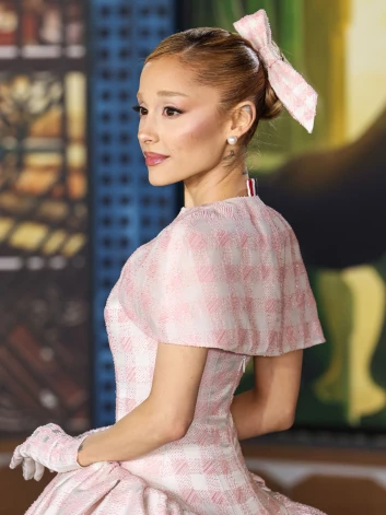 Ariana Grande filmas “Wicked” pirmizrādes vakarā Losandželosā.