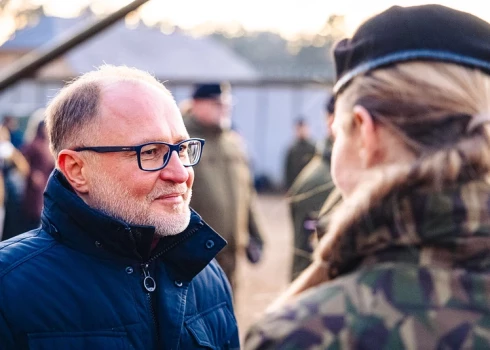 "Vēsture mums ir parādījusi, ka Krievija izmanto taktikas, kas ne vienmēr atbilst godprātīgai sadarbībai. Tā ir manipulējusi ar sarunu procesiem, izmantojusi situācijas savā labā un bieži mainījusi savu nostāju atkarībā no politiskajiem un militārajiem apsvērumiem," norādīja ministrs.