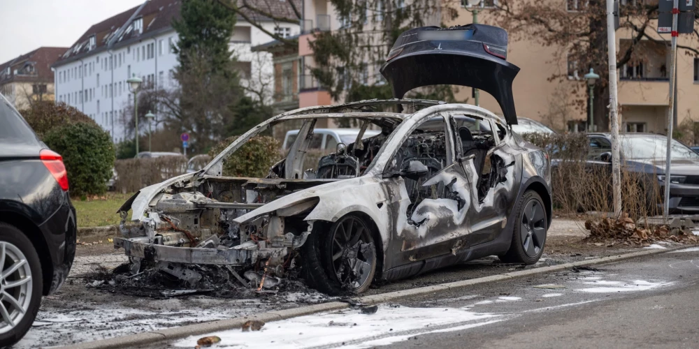 Berlīnē sadegusī "Tesla" automašīna (Foto: Scanpix / dpa / picture-alliance)