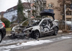 Berlīnē sadegusī "Tesla" automašīna (Foto: Scanpix / dpa / picture-alliance)