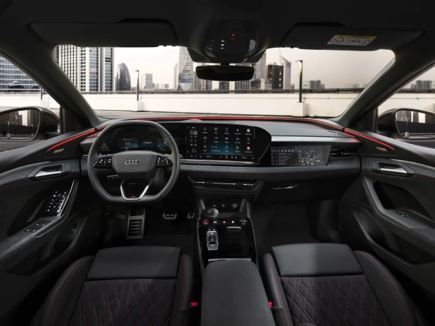 "Audi Q6 e-tron" elektromobilis.