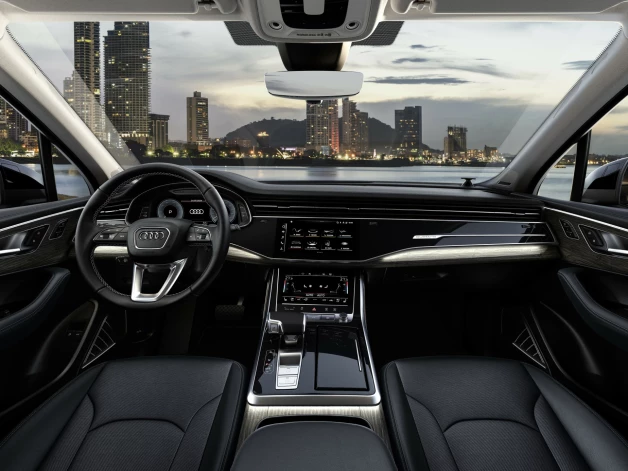 "Audi Q7" uzlādes hibrīds.