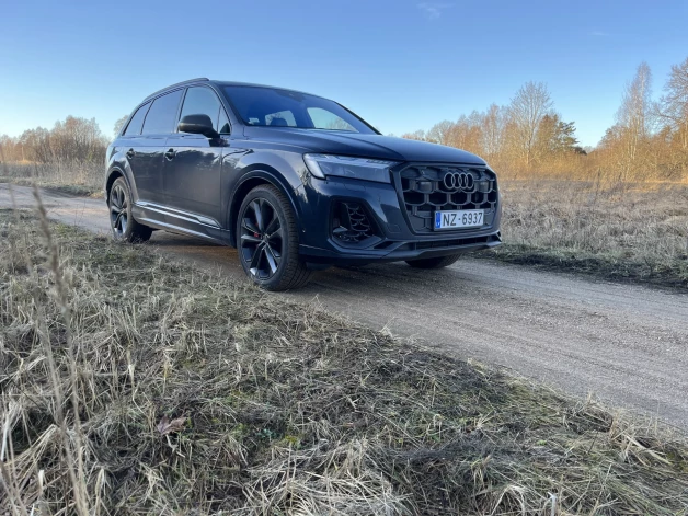 "Audi Q7" uzlādes hibrīds.