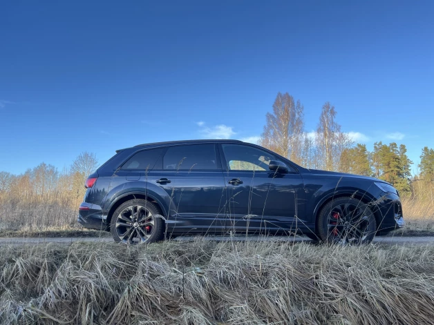 "Audi Q7" uzlādes hibrīds.