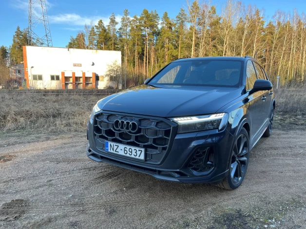 "Audi Q7" uzlādes hibrīds. 