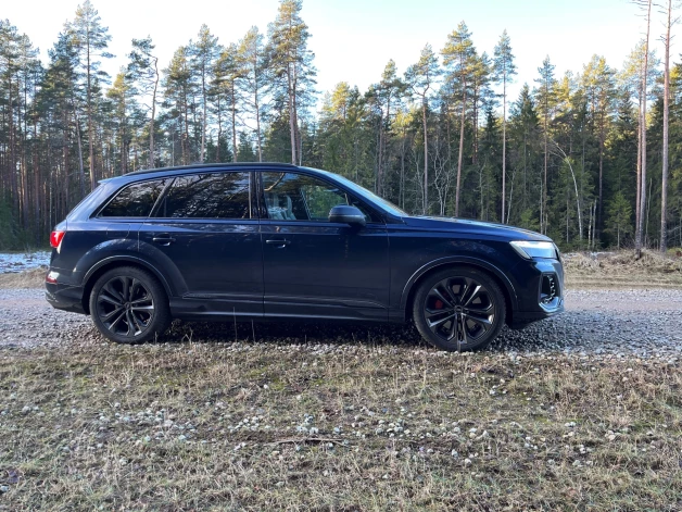 "Audi Q7" uzlādes hibrīds.