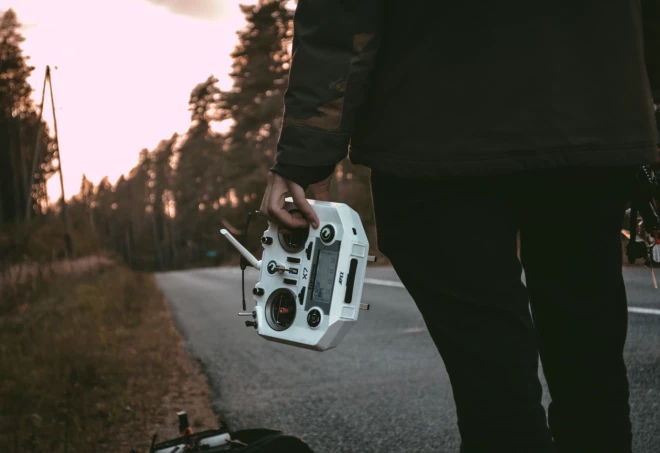 Radio kontrolieris, ar kuru vada dronu.