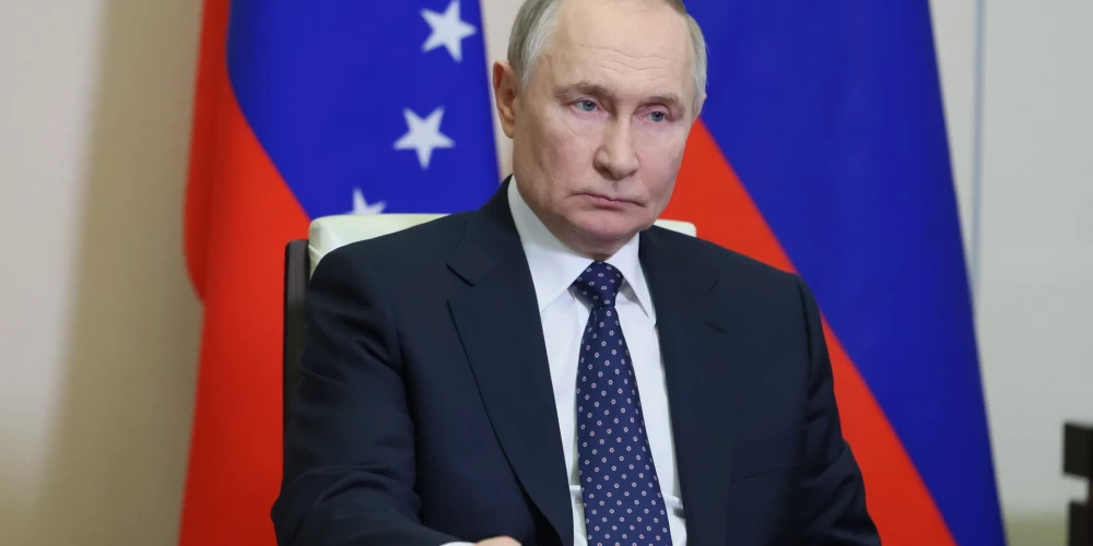 Putins reaģē uz Trampa aicinājumu glābt "aplenktos" Ukrainas karavīrus Kurskā, lai gan nav pierādījumu par aplenkumu.