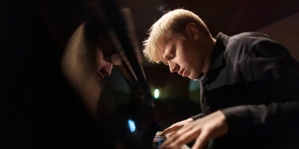 Артист словно забывает о том, что на него обращены сотни глаз и погружается в свой мир.