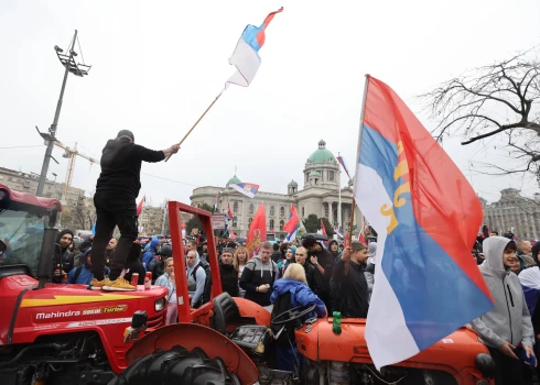 Serbijas galvaspilsētā desmitiem tūkstošu cilvēku pulcējas protestā pret korupciju.