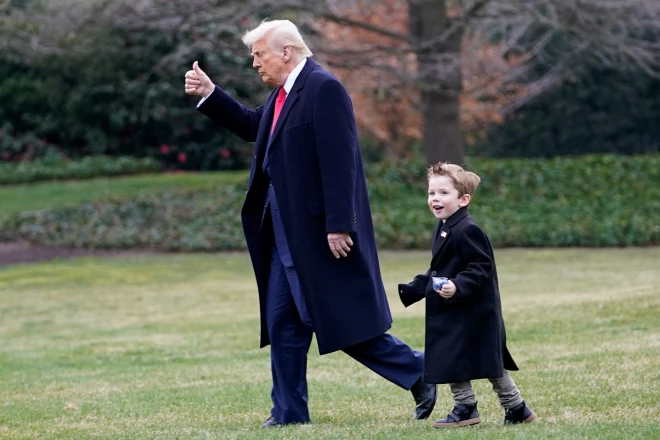 Donalds Tramps ar tradicionālo īķšķi uz augšu.