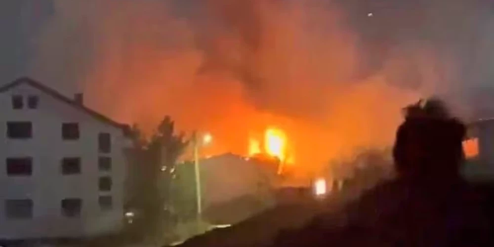 Skats uz liesmu plosīto Kočani naktsklubu.