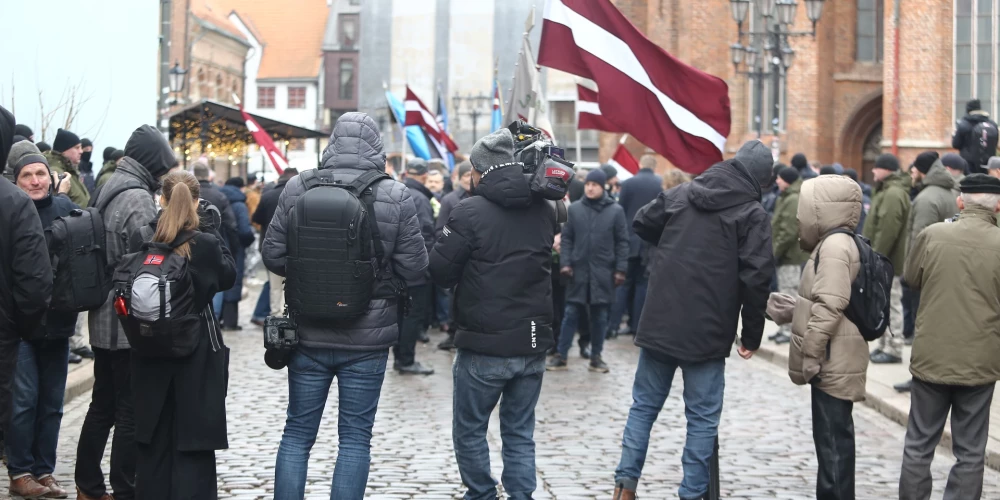 Svētdien rīta pusē vairāki simti cilvēku devās gājienā cauri Vecrīgai, pieminot Otrajā pasaules karā kritušos latviešu leģionārus.