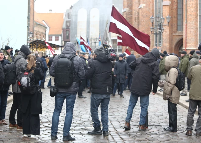 Svētdien rīta pusē vairāki simti cilvēku devās gājienā cauri Vecrīgai, pieminot Otrajā pasaules karā kritušos latviešu leģionārus.