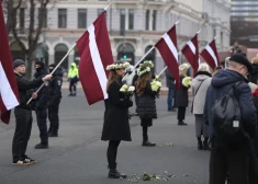 FOTO, VIDEO: Rīgas centrā simtiem cilvēku piemin Otrajā pasaules karā kritušos latviešu leģionārus