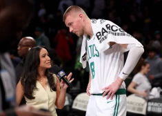 Kristaps Porziņģis jau savā atgriešanās spēlē bija viens no galvenajiem "Celtics" panākuma kaldinātājiem un par to nopelnīja arī pēcspēles interviju turpat uz laukuma.