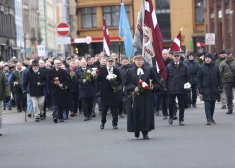 ФОТО: в центре Риги сотни людей почтили память латышских легионеров, погибших во Второй мировой войне