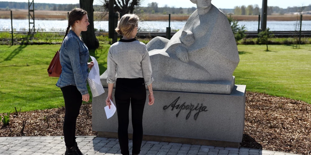 Tēlnieces Artas Dumpes veidotais piemineklis "Aspazija" pie Jūrmalas pilsētas muzeja filiāles "Aspazijas māja".