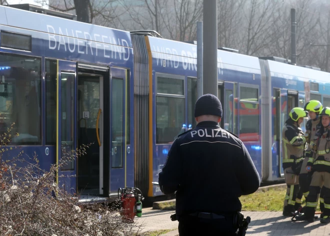 Vācijā tramvajā uzbrucējs aizdedzina sievieti