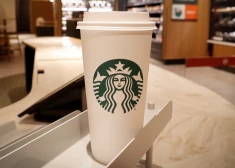 Zvērinātie ASV liek "Starbucks" samaksāt 50 miljonu dolāru kompensāciju kurjeram, kurš sev uzlēja verdošu kafiju