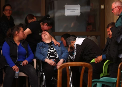 Satriektie radinieki pie Kočanu slimnīcas Ziemeļmaķedonijā, kur pēc ugunsgrēka vietējā naktsklubā gājuši bojā 59 cilvēki un ievainoti 155 (foto: Scanpix / AP)