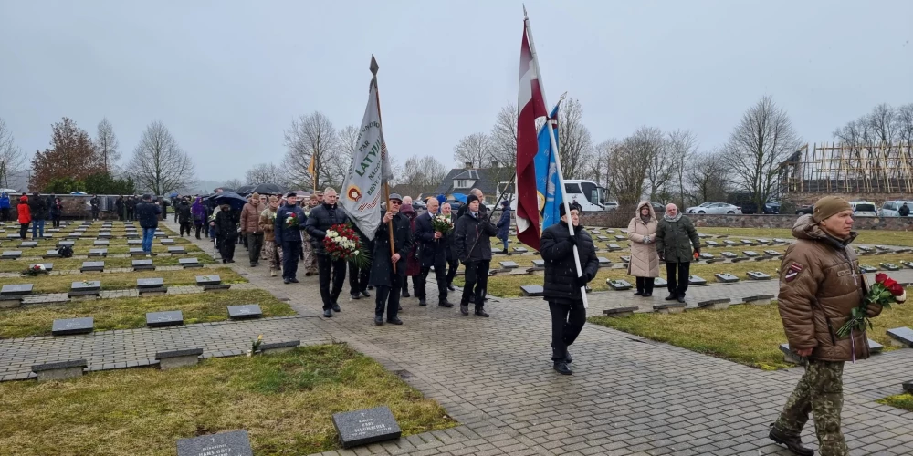 Kritušo leģionāru piemiņas godināšana Tukuma novada Lestenes Brāļu kapos (foto: Mārtiņš Ziders)