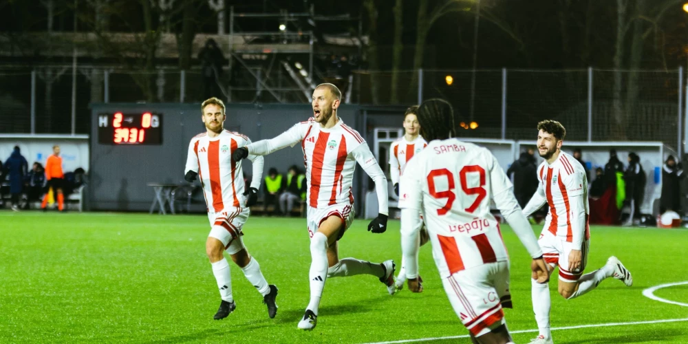 "Liepājas" futbolisti pieveic "Grobiņu" (foto: Mārtiņš Vējš)