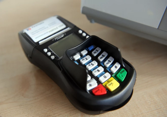 Latvijas lielākās bankas piedāvā visdažādākā veida un paskata bezskaidras norēķinu iekārtas.