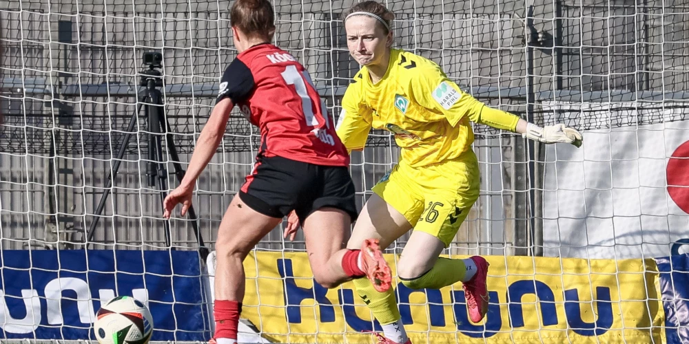 Sofja Ņesterova vārtos pret Kristinu Kogelu.