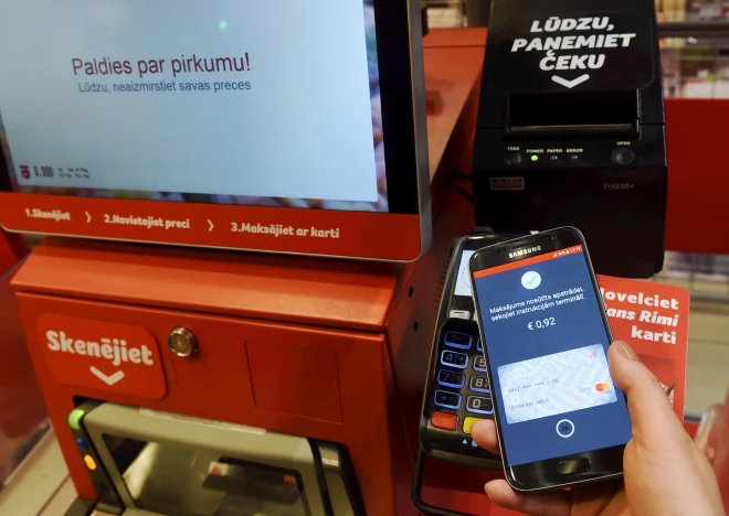 Kopš 2017. gada Latvijā bezskaidras naudas pirkumus var veikt arī ar viedtālruņiem.