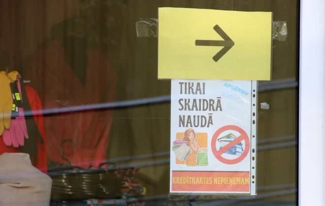 Kopš 1. aprīļa daudzi tirgotāji šādas zīmes – “Tikai skaidrā naudā” – vairs nedrīkstēs novietot pie savām kasēm vai veikalu durvīm.