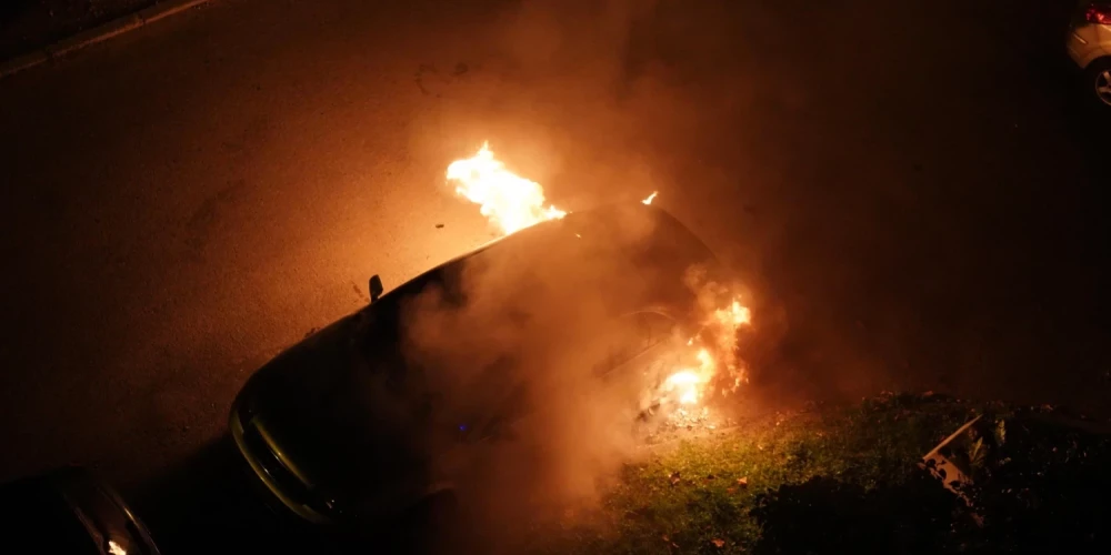 (Ilustratīvs foto) Saskaņā ar Krimināllikumu, par svešas mantas tīšu iznīcināšanu vai bojāšanu, ja tā izdarīta ar dedzināšanu vai citādā vispārbīstamā veidā, vai ja tā izdarīta lielā apmērā, vai ja tās rezultātā vainīgā neuzmanības dēļ iestājusies cilvēka nāve vai izraisītas citas smagas sekas, soda ar brīvības atņemšanu uz laiku līdz desmit gadiem un ar probācijas uzraudzību uz laiku līdz trim gadiem vai bez tās.