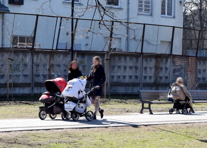 “Vai mēs varam atļauties bērnu?” Ko par ģimenes veidošanu pašlaik domā Latvijas sievietes