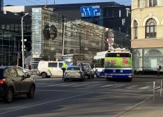 Rīgas centrā avārija – sadūrušies policijas un vieglais auto.