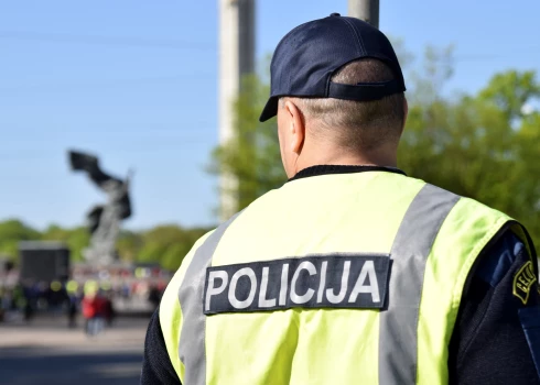 Valsts policija kriminālvajāšanai prokuratūrai ir nodevusi kriminālprocesu pret vairākkārt sodītu 1999. gadā dzimušo Igaunijas pilsoni par uzbrukumu policistam. 