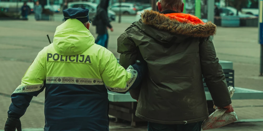 Viena persona aizturēta, lai nodrošinātu tiesas spriedumu par apcietinājumu. 